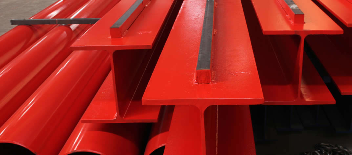 Lackierte Stahlträger in Rot
